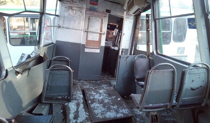 В Иркутске при столкновении трамвая с автобусом пострадали четыре человека (Видео)