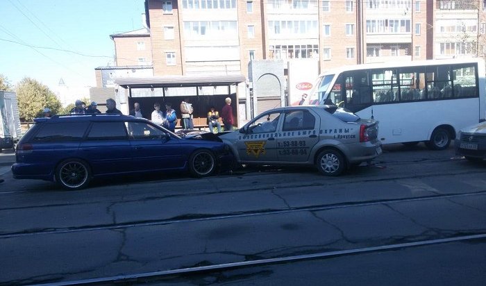 ДТП с шестью автомобилями случилось на улице Волжской в Иркутске