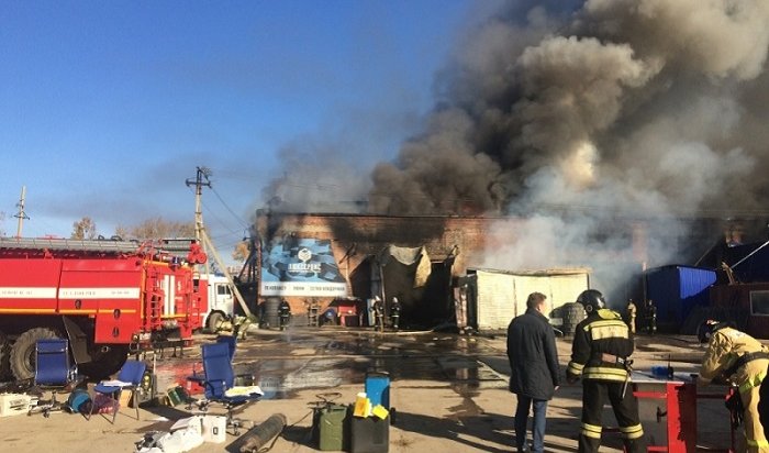 В Иркутске на улице Сурнова горело производственное здание (Видео)