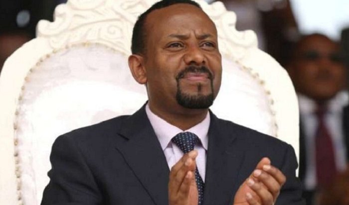 Премьер-министр Эфиопии вышел к протестующим военным и стал отжиматься (Видео)