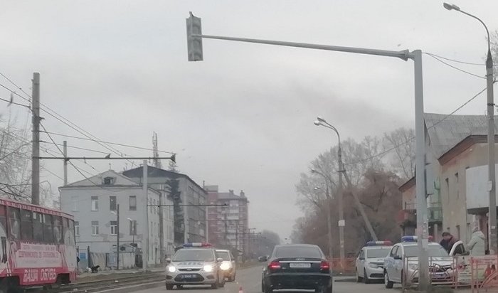 В Иркутске водитель Audi сбил на пешеходном переходе женщину с 4-летним ребенком (Видео)