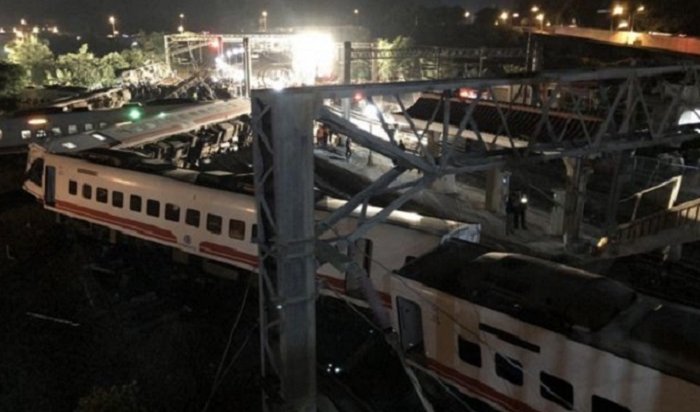 22 человека погибли в результате крушения поезда на Тайване (Видео)