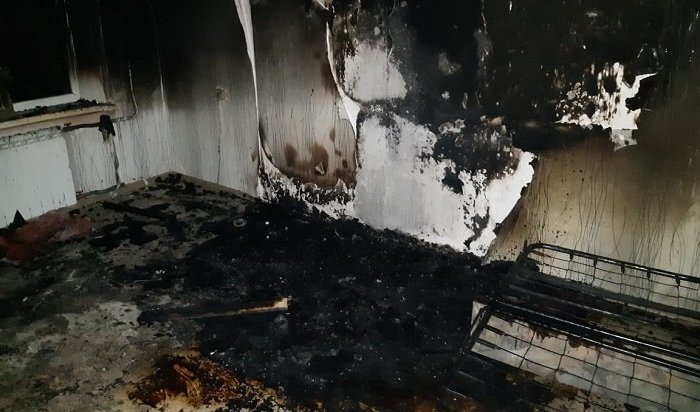 В Усть-Илимске спасатели эвакуировали девять жильцов девятиэтажки из-за пожара в одной из квартир дома