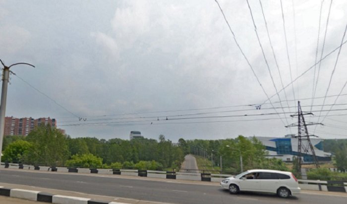 В Иркутске ограничили движение транспорта по путепроводу на Ширямова