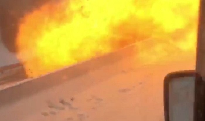Автомобилист снял огромную пробку и взрыв фургона на трассе «Дон» (Видео)