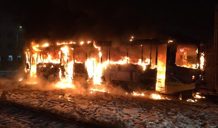 На улице Пискунова в Иркутске сгорел трамвай