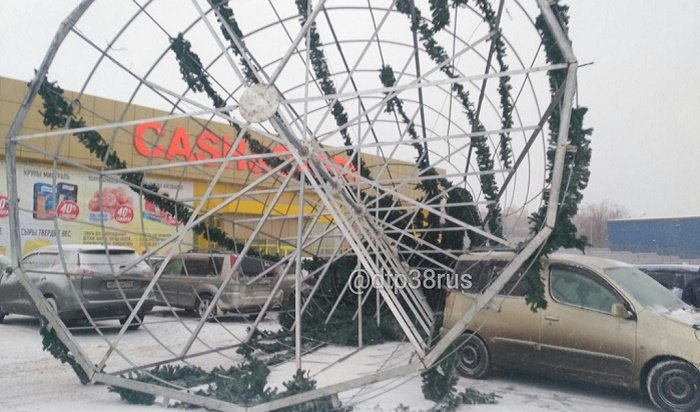 В Иркутске и Черемхово рухнули новогодние елки