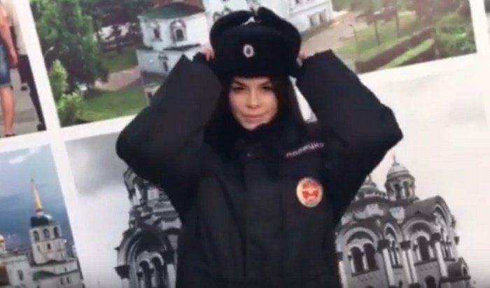 Сотрудники ГИБДД Иркутской области поздравили мам и надели шапки (Видео)