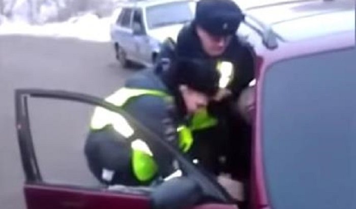 Инспекторам ГИБДД пришлось силой вытаскивать из автомобиля пьяного иркутянина (Видео)