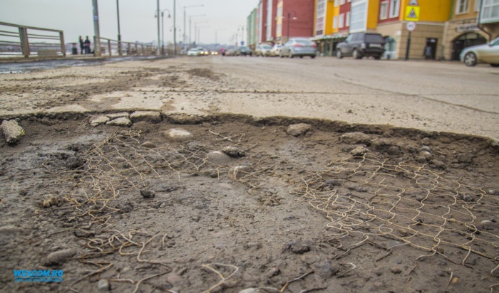 В Ангарске водитель Lexus отсудил у мэрии 200 тысяч рублей за дорожную яму