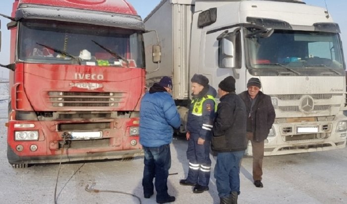 В Черемховском районе полицейские помогли замерзающему на трассе водителю фуры