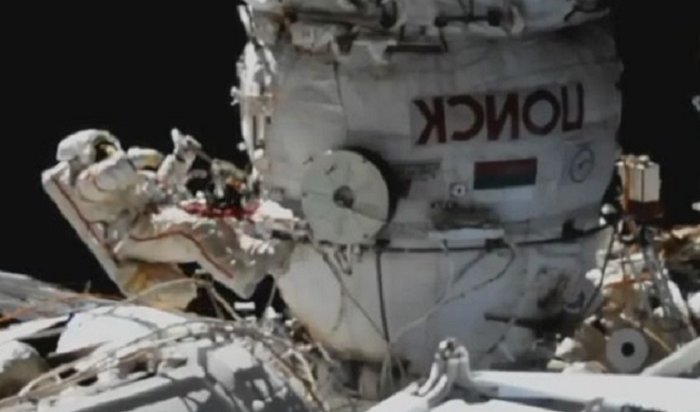 Российские космонавты вышли в открытый космос для осмотра отверстия в «Союзе МС-09» (Видео)