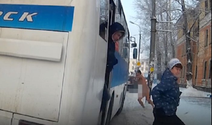 В Ангарске любовник в одних носках спасался от мужа в автобусе (Видео)