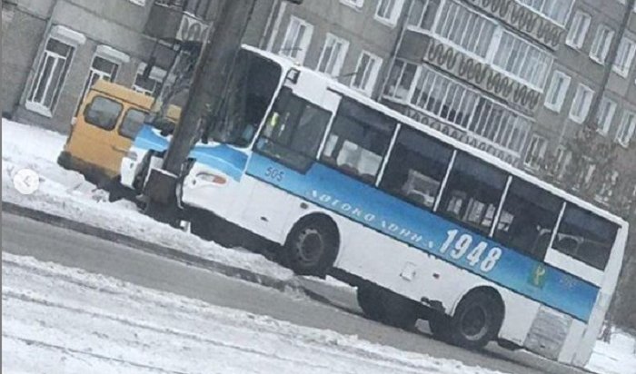В Ангарске в ДТП с автобусом пострадала пожилая пассажирка