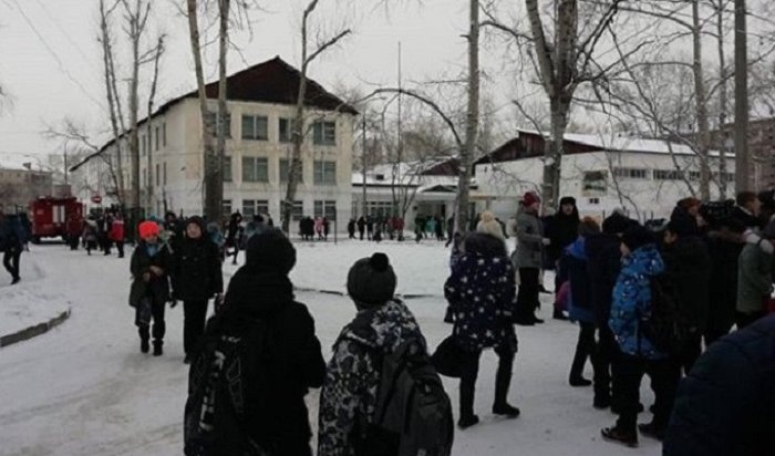 Учеников шелеховской школы № 4 эвакуировали из-за бесхозной коробки