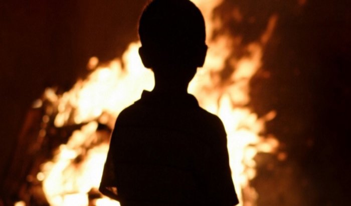 В Иркутске ребенок спасся от пожара, перебравшись на соседский балкон