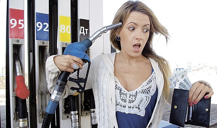 Медведев сообщил, что правительство пристально следит за ценами на бензин