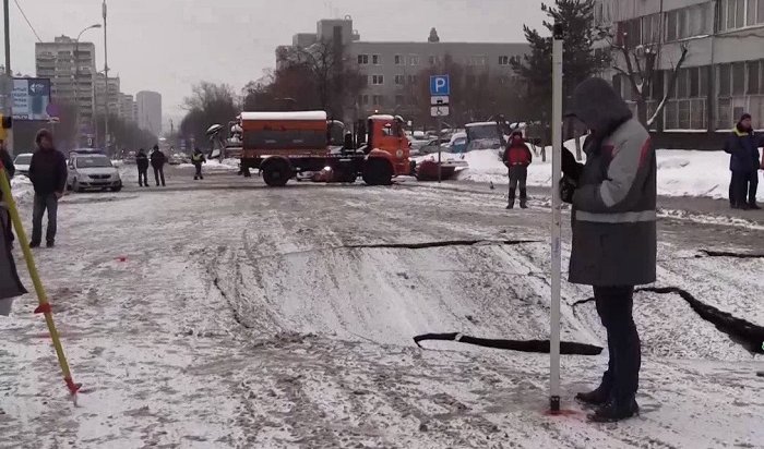 На Ферганской улице в Москве образовался провал грунта (Видео)