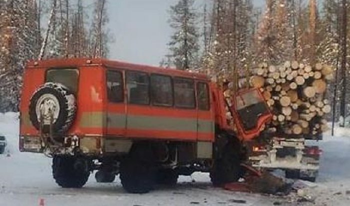 В Усть-Илимске водитель вахтового автобуса погиб при столкновении с лесовозом