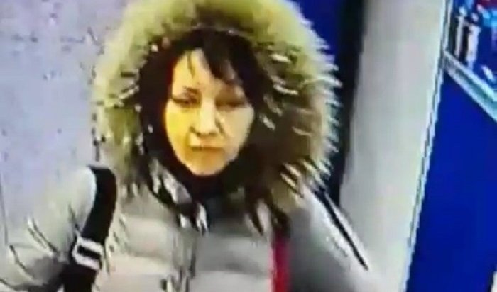 Полицейские ищут иркутянку, которая забрала из банкомата чужие 27 тысяч рублей (Видео)