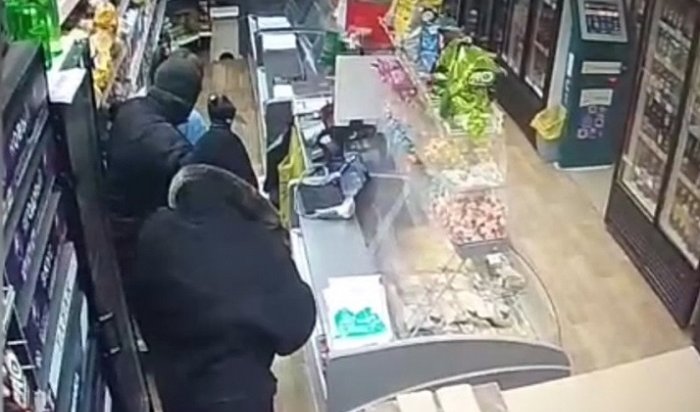 Под Иркутском трое мужчин ограбили продуктовый магазин (Видео)