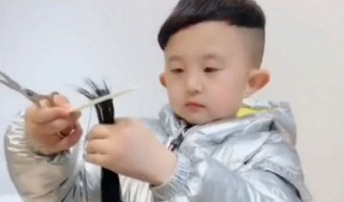 Шестилетний китаец стал парикмахером и звездой Сети (Видео)