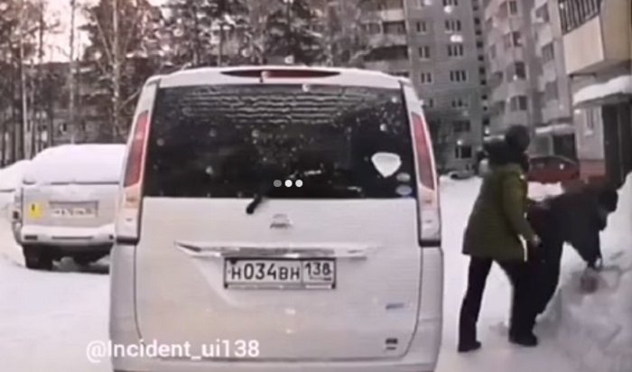 В Усть-Илимске автоледи избила инвалида (Видео)