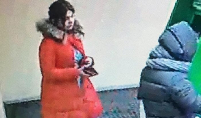 Девушка похитила 13 тысяч рублей в подарочном конверте, забытом у банкомата в Иркутске (Видео)