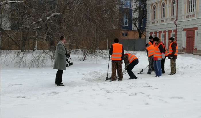 Стало известно, что за таинственный «чиновник» убирал снег вместо дворников в центре Иркутска