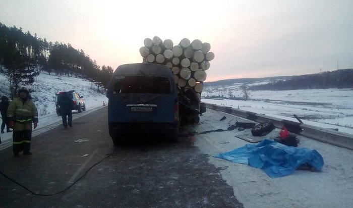 Уголовное дело возбудили после столкновения маршрутки с лесовозом в Боханском районе