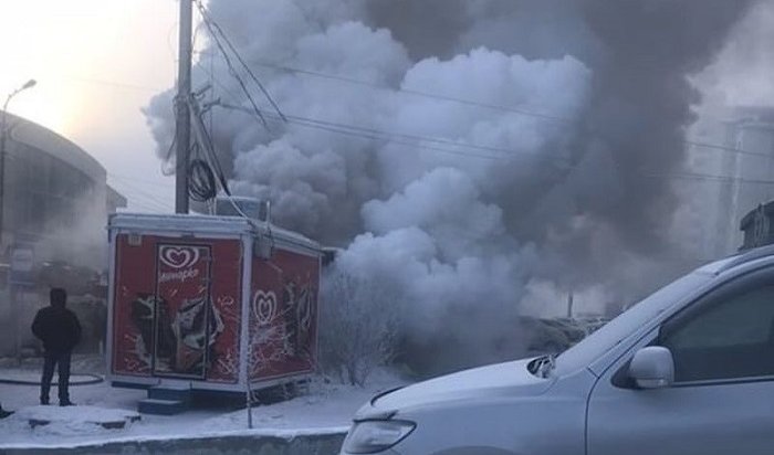 Киоск «Союзпечати» сгорел на остановке в Иркутске (Видео)