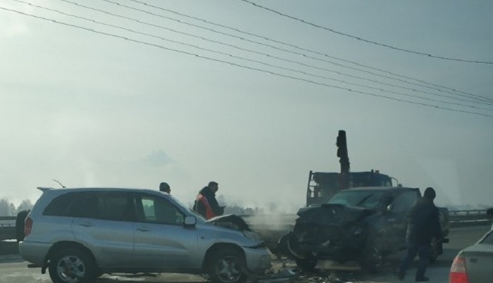 В Иркутске автомобиль упал с эвакуатора и попал в массовое ДТП на Иннокентьевском мосту (Видео)