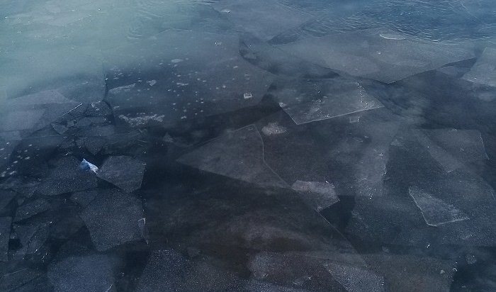 Четыре автомобиля провалились под лед на Байкале за неделю