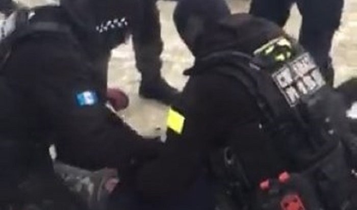 Молодого человека, который продавал гашиш рядом с кинотеатром, задержали в Тулуне (Видео)