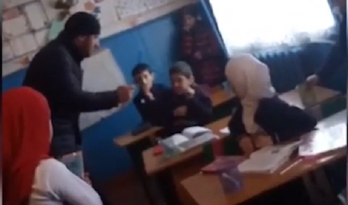 В Сеть попало шокирующее видео «классного часа» в Дагестане (Видео)