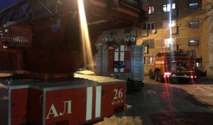 В Братске спасли на пожаре 10 жильцов многоэтажки