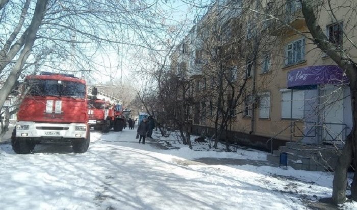 На пожаре в Иркутске спасли трех жильцов многоэтажки