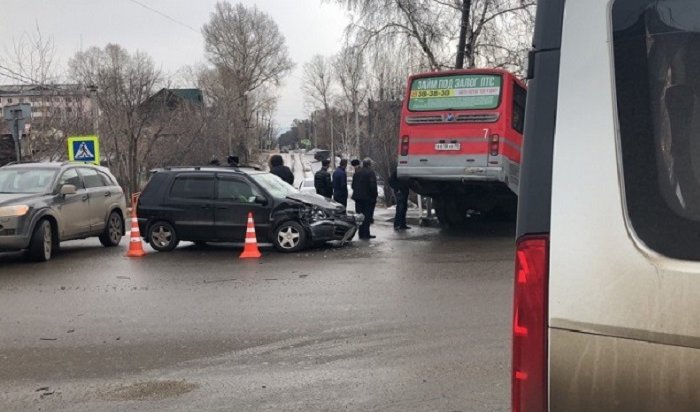В Иркутске автобус № 7 столкнулся с маршруткой и выехал через ограждение в кювет (Видео)