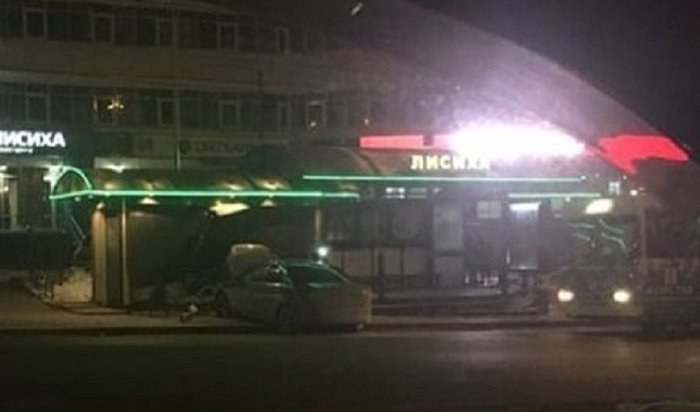 Иномарка впечаталась в киоск на остановке «Лисиха» в Иркутске (Видео)