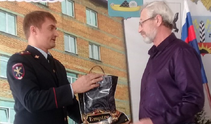 В Черемхово наградили пенсионера, который пытался обезвредить вооруженного грабителя (Видео)