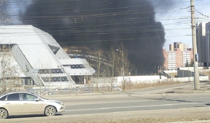 В Иркутске горел утеплитель на стройке Центра по хоккею с мячом (Видео)