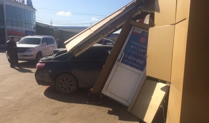 Водитель Toyota Camry въехал в рынок «Прибой» в Иркутске