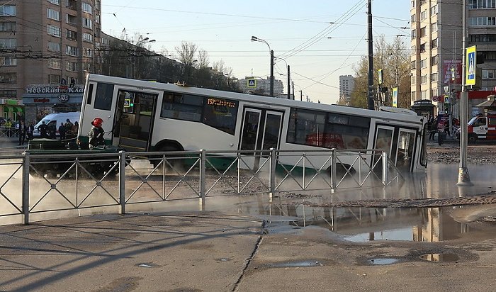 В Санкт-Петербурге автобус с пассажирами провалился в яму с кипятком (Видео)
