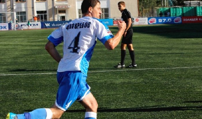 Российский футболист подбил мячом птицу во время матча (Видео)