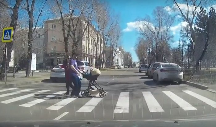 Пешеходы с коляской едва не попали под колеса самосвала в Иркутске (Видео)