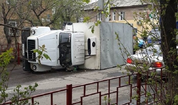 Молоковоз «Янты» опрокинулся на улице Мухиной в Иркутске (Видео)