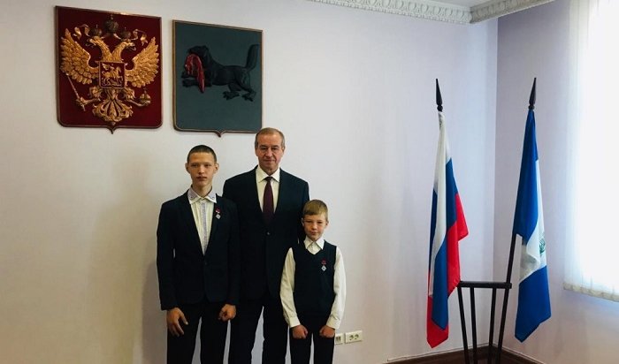 Троих жителей Иркутской области наградили знаком «Горячее сердце»