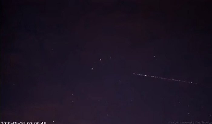 В небе над Уралом заметили «рой» спутников SpaceX (Видео)