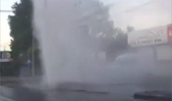 На улице Розы Люксембург в Иркутске образовался гигантский фонтан из-за прорыва трубы (Видео)
