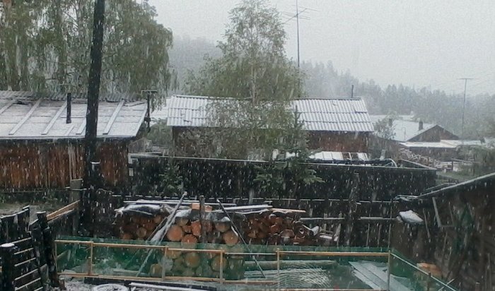 В Усть-Илимске лето началось со снега (Видео)